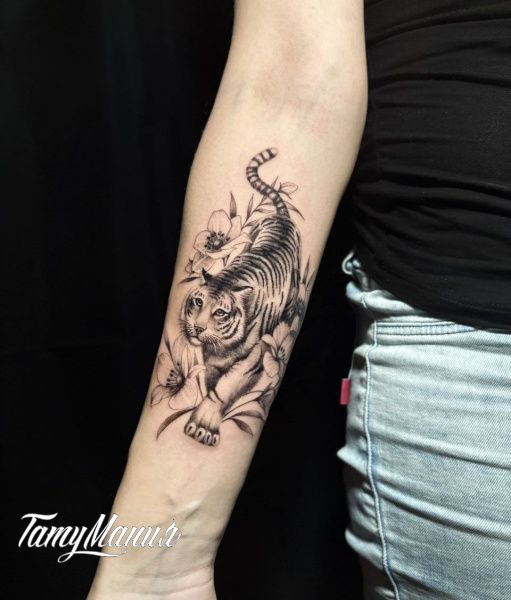 Тату тигр с цветами