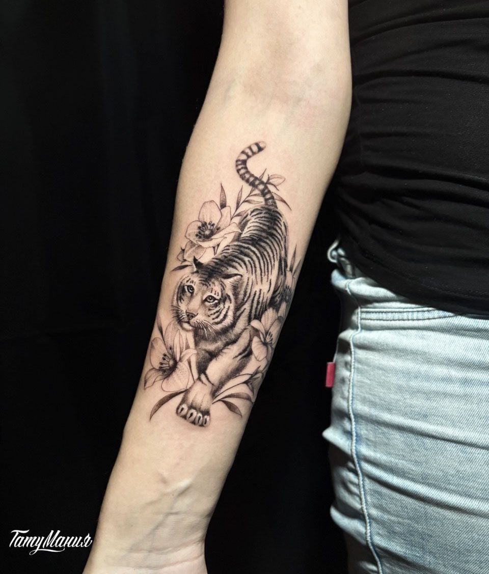 Тату тигр с цветами