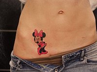 Тату Минни на животе
