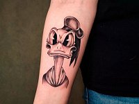 Тату Дональд Дак на руке