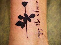 тату роза и надпись