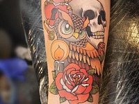 тату сова с розой и свечой олдскул
