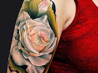 Тату белая роза на плече