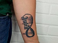 тату бесконечность и имя Julia