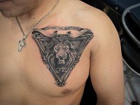 Тату лев на груди