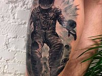 Татуировка космонавт на ноге