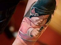 тату мальчик с пистолетом реализм