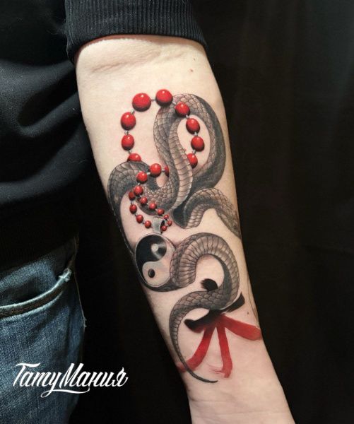 Тату змея,бусы и иероглиф
