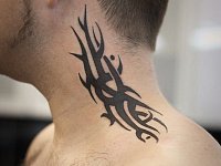 тату трайбл на шее