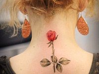 тату розочка на шее