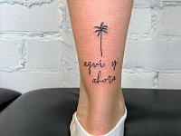 Тату пальма и надпись aquí y ahora