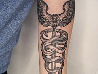 Тату кинжал со змеями