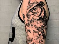 Тату филин в листьях