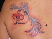 Тату голубая райская птица на цветке