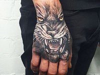 Тату тигр на кисти