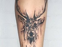 Тату олень на ноге