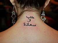 Тату надпись на шее