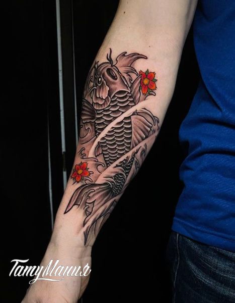 Тату карп Кои на руке