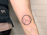 Тату круг на запястье