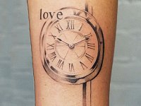 Тату часы с надписью