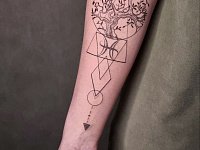 Тату дерево с геометрией