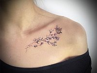 Тату на ключице у девушки