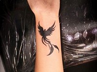 Тату небольшая птица на запястье