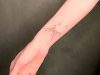 Тату бабочка и звезды на запястье