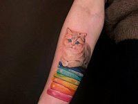 Тату кот на книгах