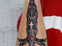 Тату кинжал на руке