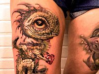 Тату дракон на ноге