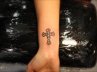 Тату крест на запястье