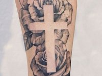 Тату крест с розами