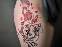 Тату дракон хаку на бедре