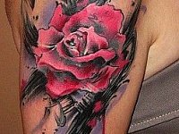 тату роза на плече