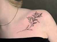 Тату цветок на ключице