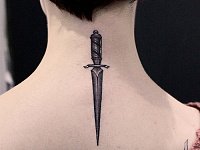 Тату кинжал на шее