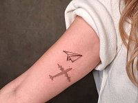 Тату самолеты на бицепсе