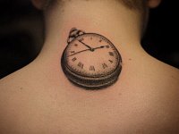 Маленькая тату часы на шее