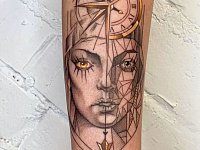 Тату девушка с компасом