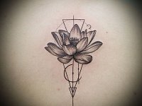 Тату черно-белый лотос