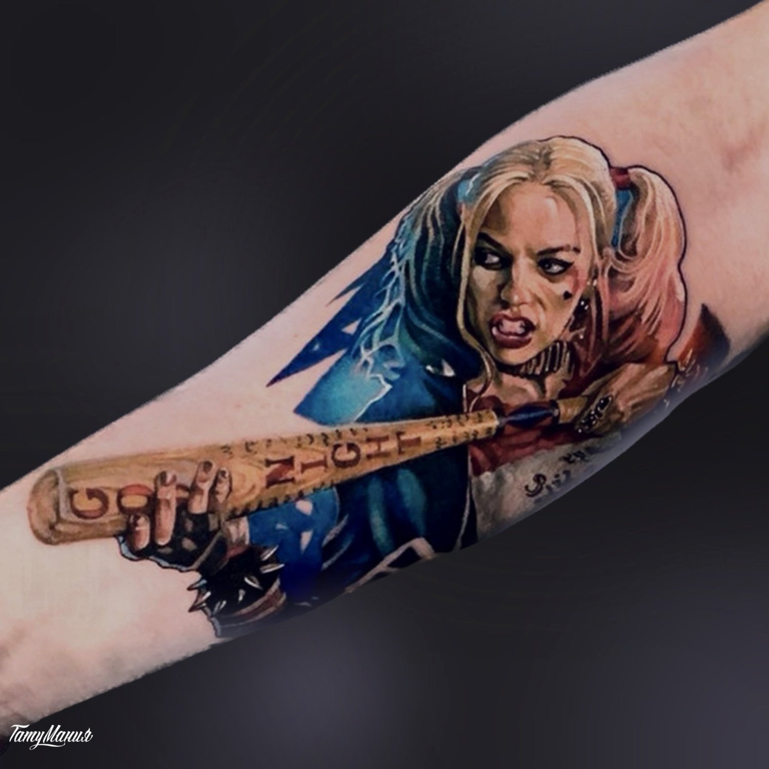 Тату Харли Квинн на руке