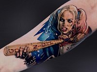 Тату Харли Квинн на руке