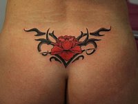 Женская тату цветок и узор на пояснице