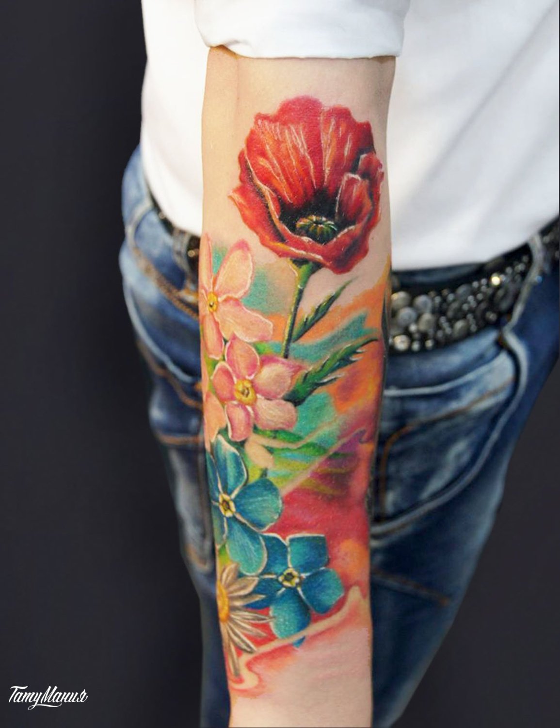 Татуировка цветы на предплечье