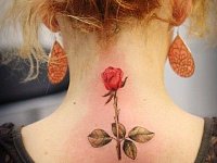 Татуировка роза на шее сзади