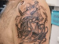 тату корабль на плече