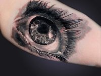 Татуировка глаз на бицепсе