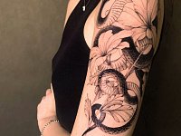 Тату змея в цветах