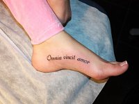 тату надпись на ступне